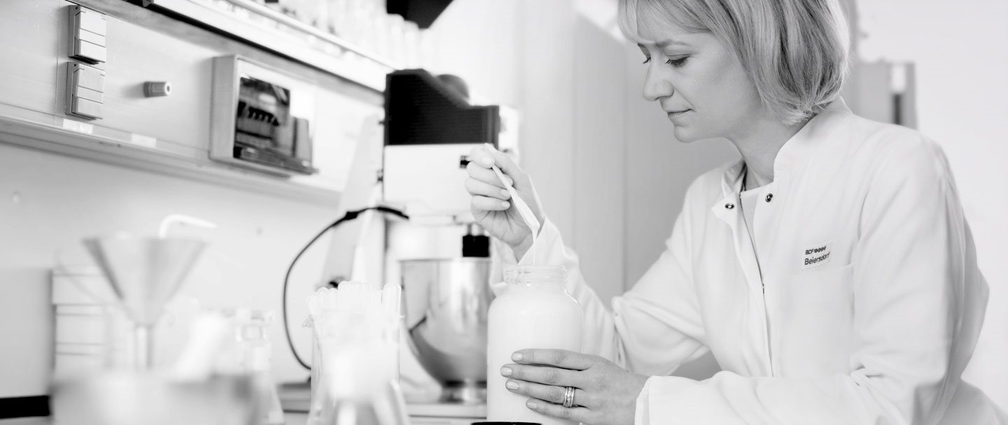Chercheuse dans un laboratoire
