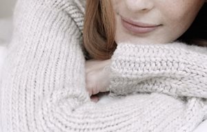Femme portant un chandail de coton
