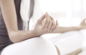 Femme faisant du yoga