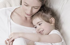 Mère et enfant se cajolant.
