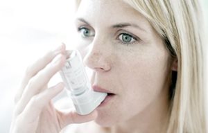 Femme utilisant un inhalateur