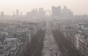 Ville voilée par le smog.