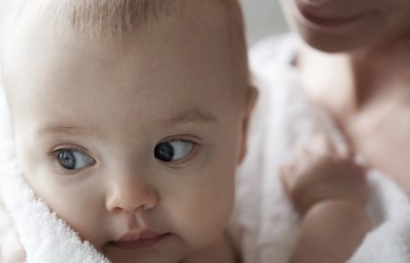 Bébé dans une couverture