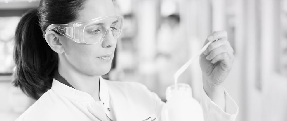 Chercheuse avec des lunettes de sécurité testant une formule