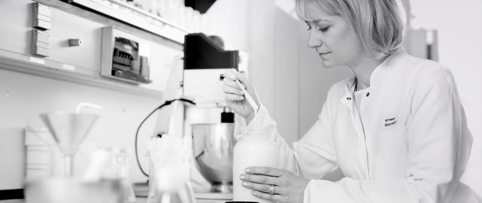 Chercheuse dans un laboratoire