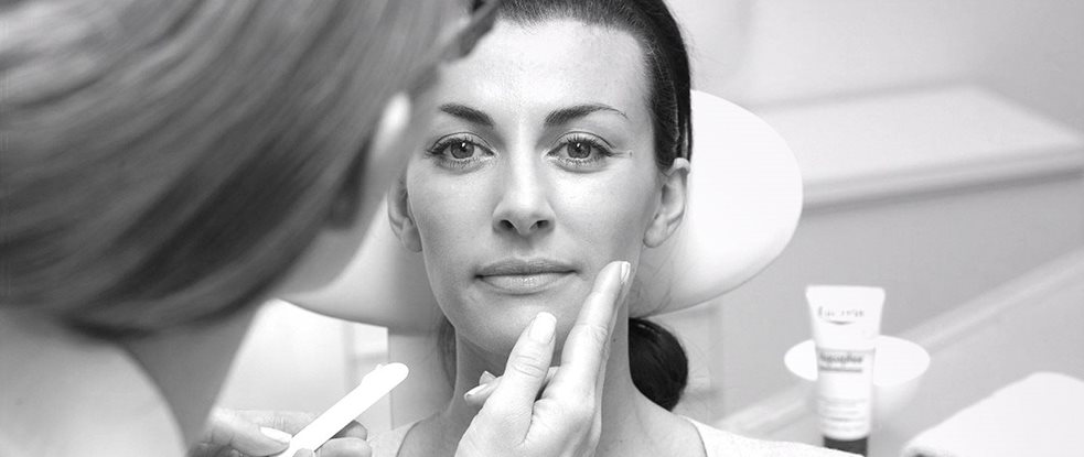 Visage de femme traité avec un produit Eucerin