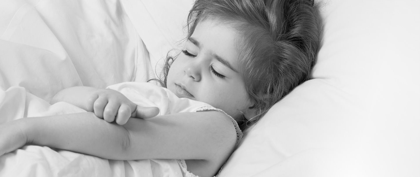Petite fille grattant le creux de son bras.