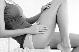 Femme appliquant un produit Eucerin sur sa main