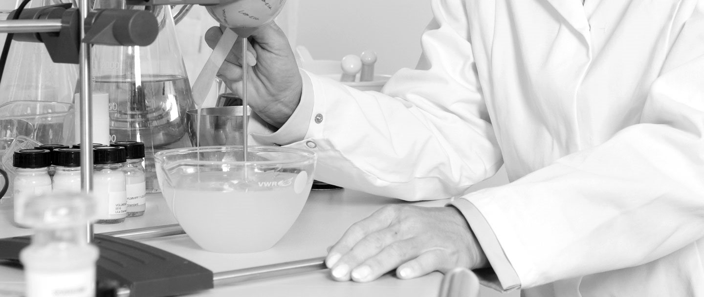Femme scientifique dans un laboratoire